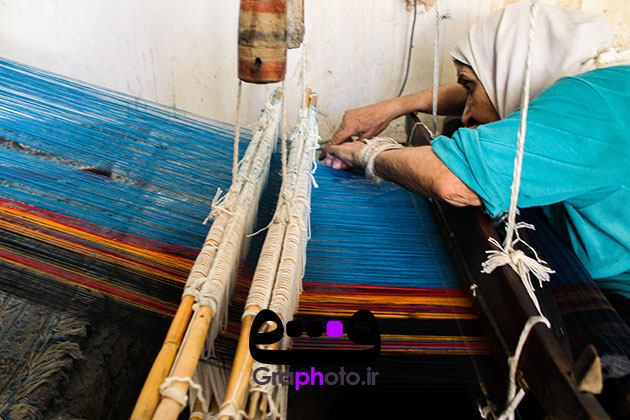 عکس با کیفیت زن قالی باف