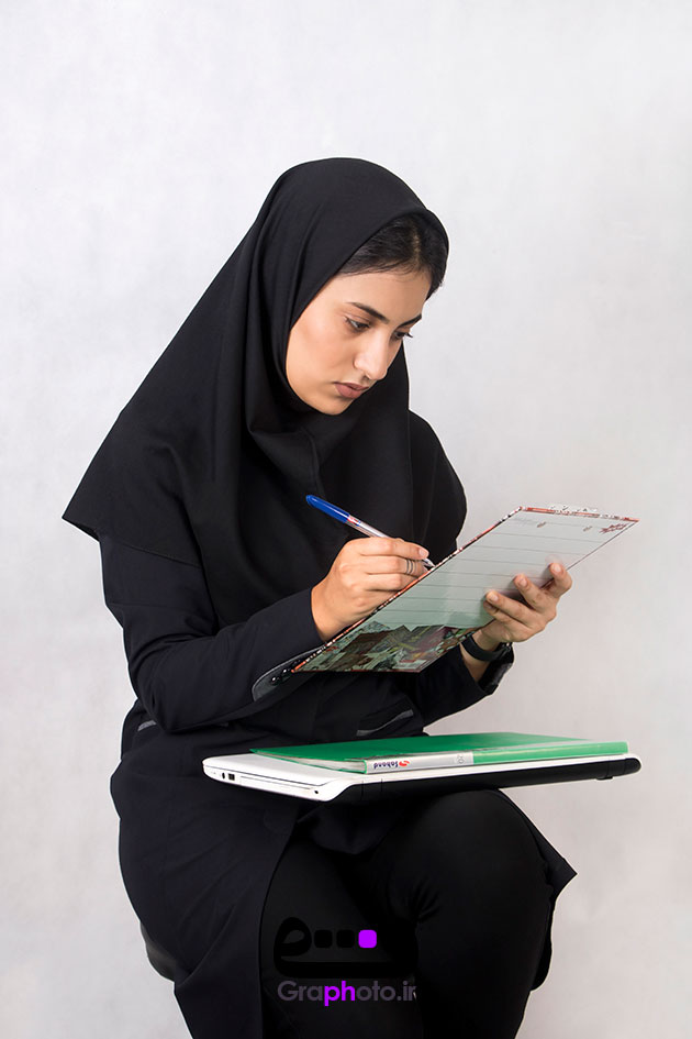 عکس دانشجو در حال نوشتن
