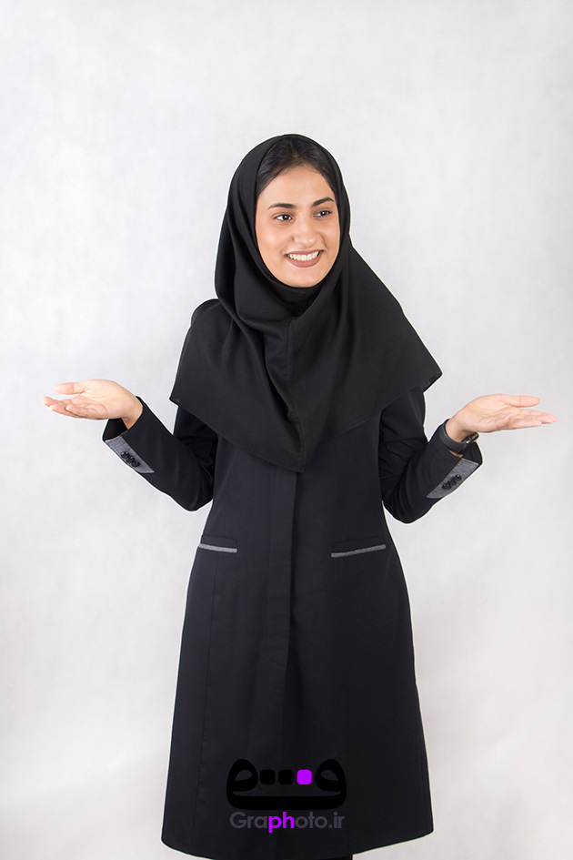 عکس با کیفیت دانشجو در حال خندیدن