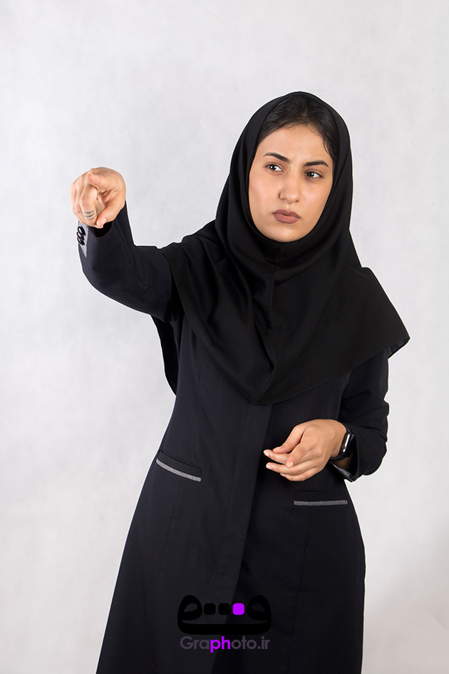 دانلود عکس دانشجو در حال اشاره کردن