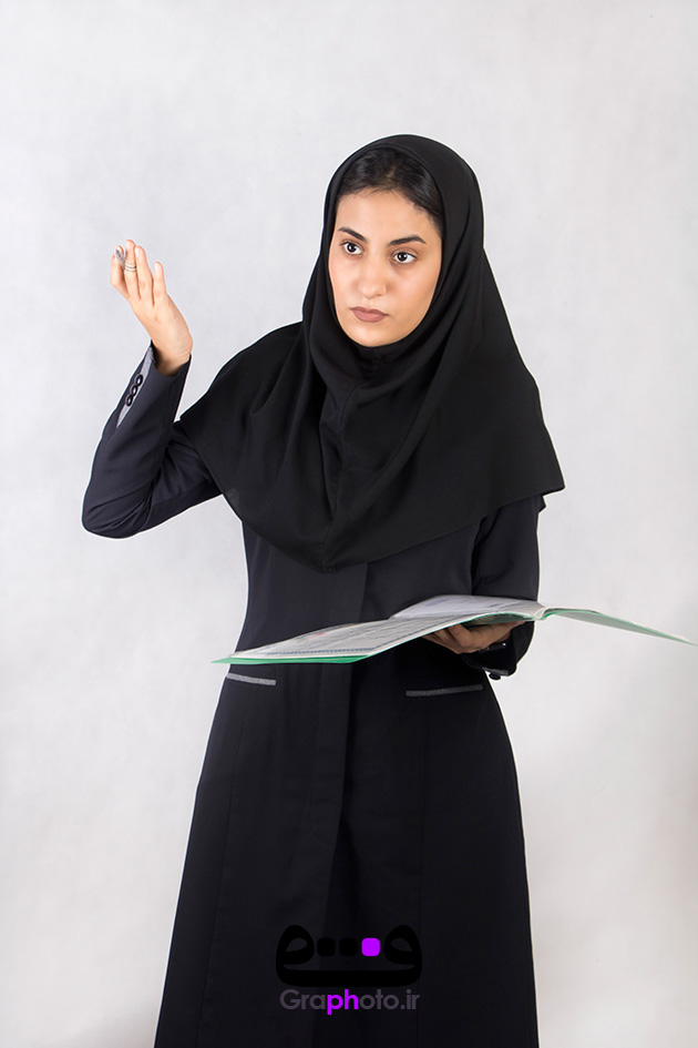 عکس دانشجو در حال توضیح دادن