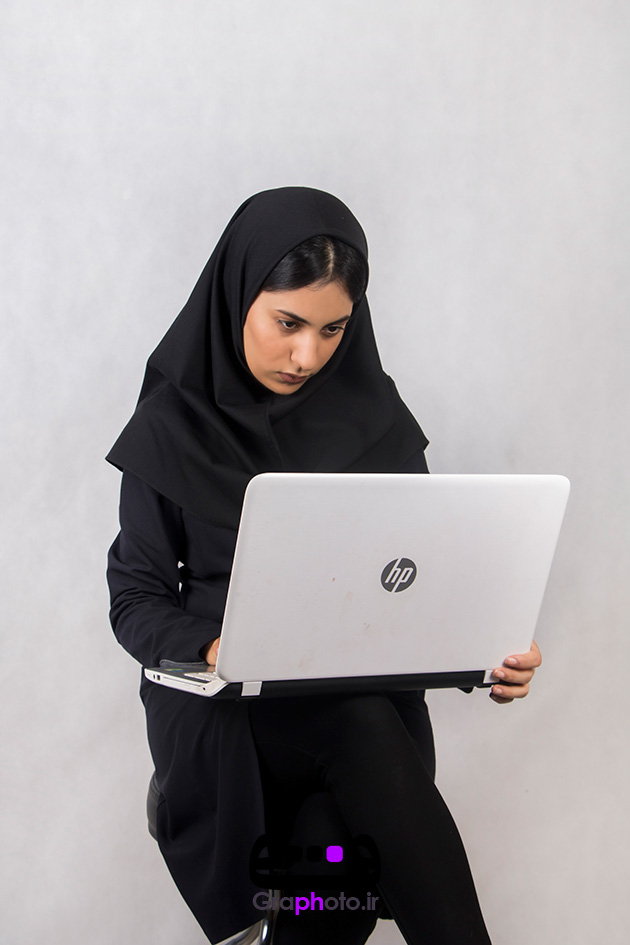 عکس دانشجو در حال کار با لپ تاپ