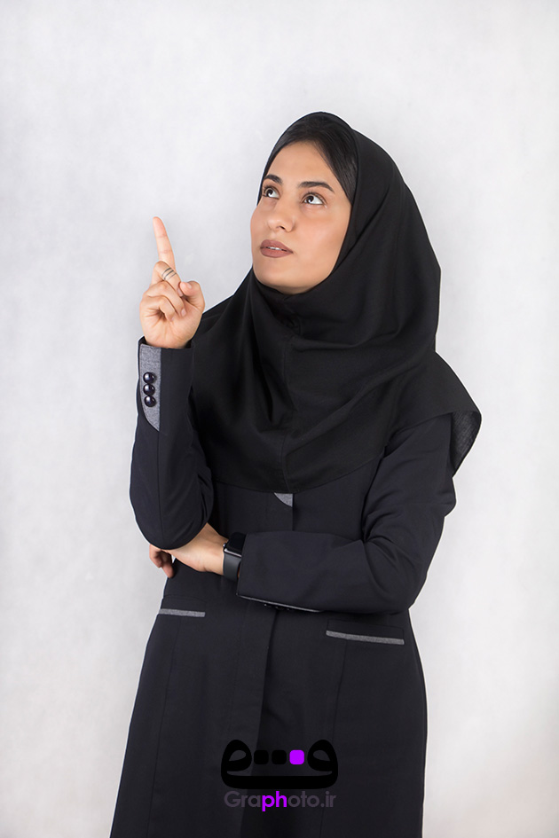 دانلود عکس دانشجو در حال اشاره کردن