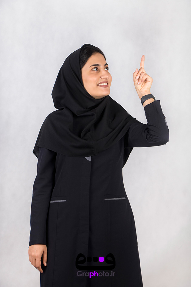 عکس دخترجوان در حال اشاره کردن