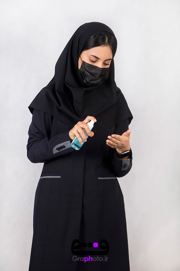 دانلود عکس با کیفیت دانشجو در حال زدن الکل
