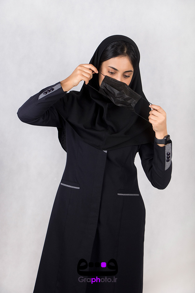 عکس با کیفیت دانشجو در حال ماسک زدن
