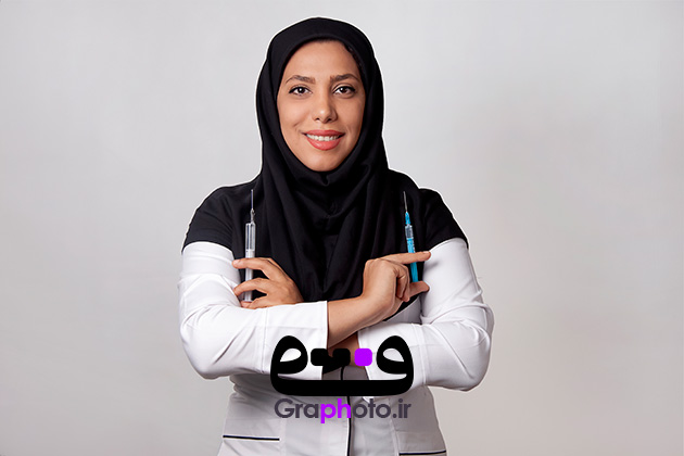 عکس با کیفیت پزشک با روپوش سفید