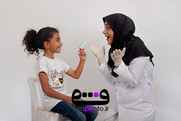 دانلود عکس با کیفیت شوخی پزشک و کودک
