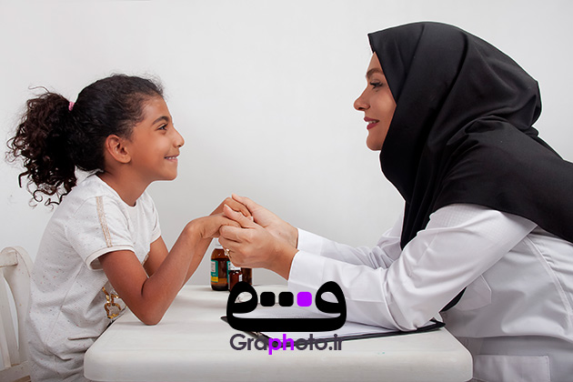 دانلود عکس با کیفیت ارتباط نزدیک پزشک و کودک بیمار