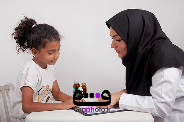 دانلود عکس با کیفیت ارتباط صمیمی پزشک و کودک