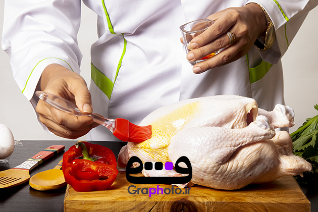 عکس با کیفیت مزه دار کردن مرغ شکم پر