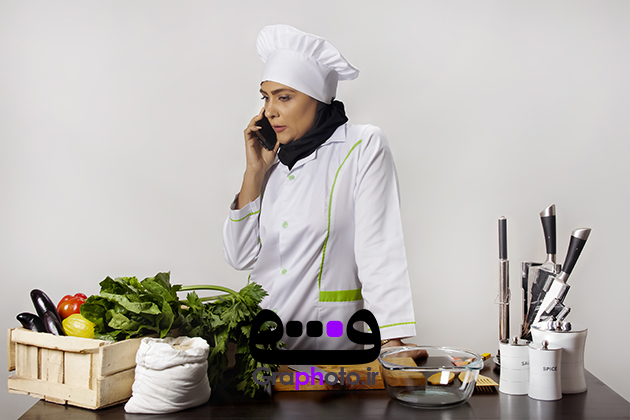 دانلود عکس با کیفیت سرآشپز در حال صحبت با تلفن همراه