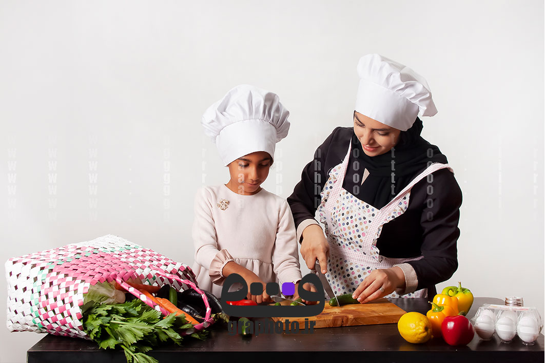 عکس آموزش آشپزی به کودک