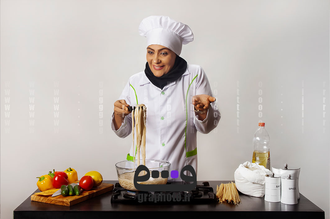 دانلود عکس ایرانی آشپز و ماکارونی