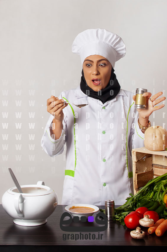 دانلود عکس خانم آشپز متعجب